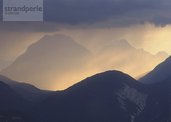 Bergsilhouette  Gewitterstimmung  Hohe Munde  Karwendel  Österreich