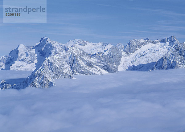 Verschneite Berge über Nebelmeer