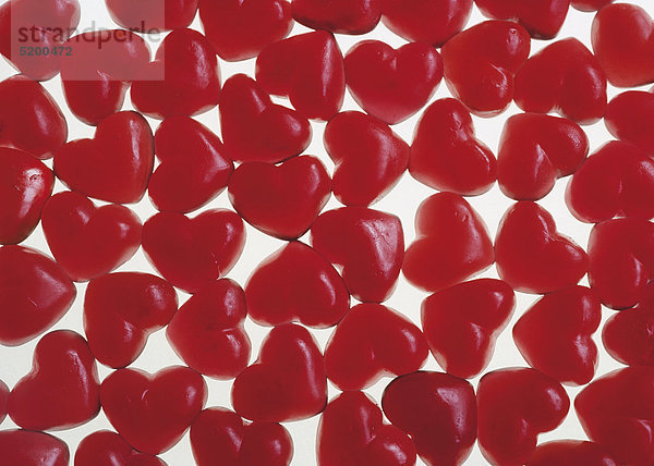 Rote Fruchtgummis in Herzchenform