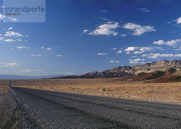 Gerade Straße durch die Wüste  Kaliforniern  USA