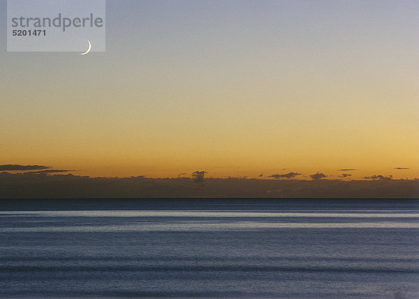 Sonnenuntergang am Meer  Mondsichel