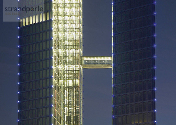 Bürohochhaus  Detail  abends  Highlight-Towers  München