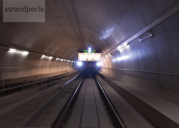 Fahrerlose U-Bahn in Tunnel  Nürnberg