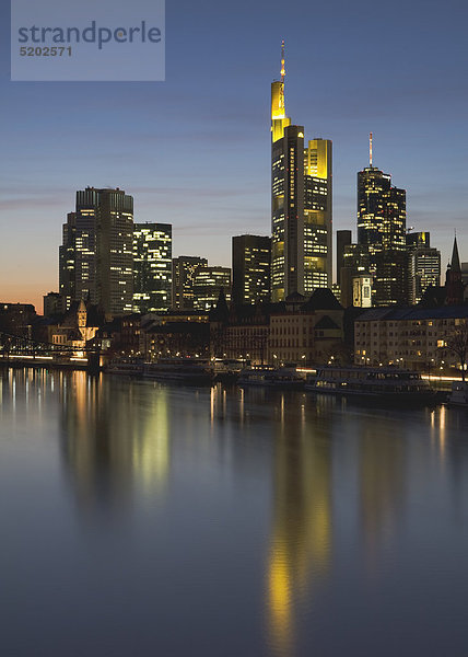 Frankfurt am Main  Skyline mit Brücke  abends