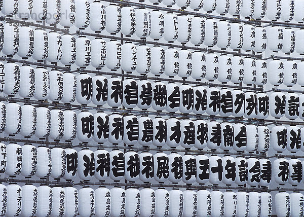 Japanische Schriftzeichen auf Papierlampions  Tokio  Japan