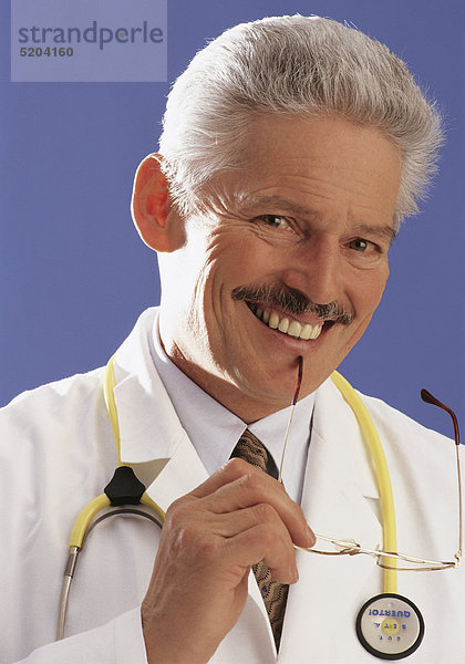 Arzt  älter  lächelt  Porträt