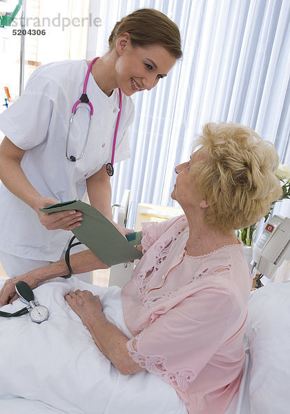 Krankenschwester bei älterer Patientin im Krankenhaus