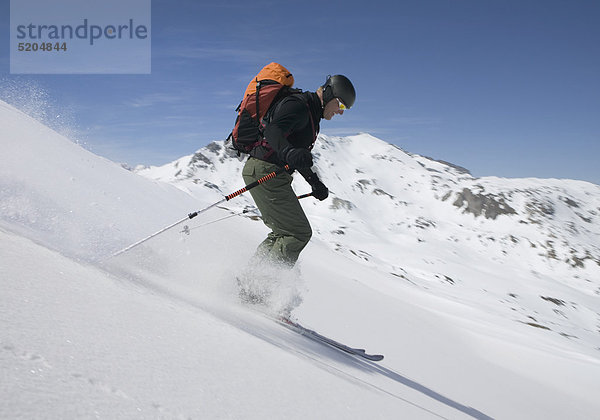 Älterer Skifahrer bei Abfahrt