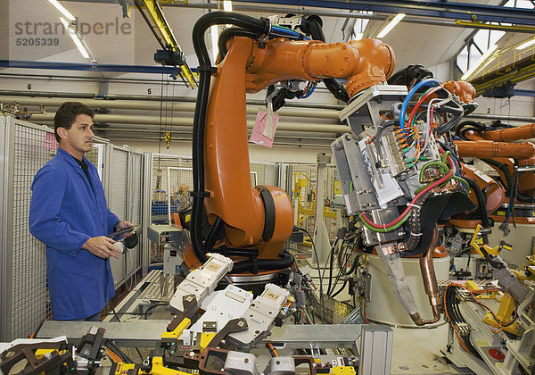 Techniker steuert Industrieroboter