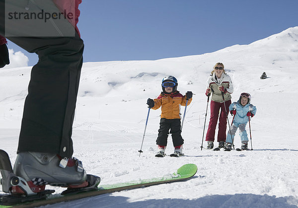 Familie beim Skifahren