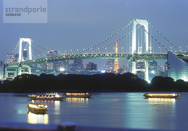 Tokio  Rainbow Bridge  abends  Japan