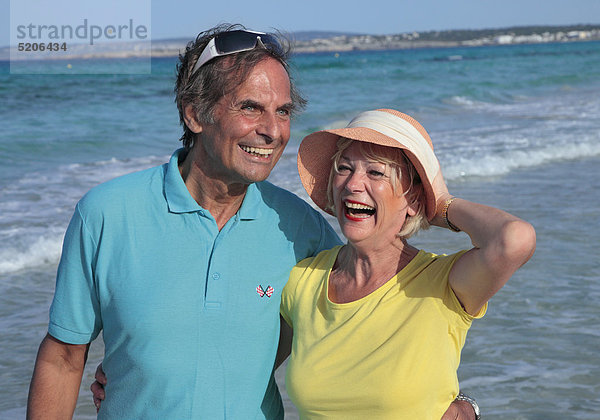 Älteres Paar am Strand  lachen