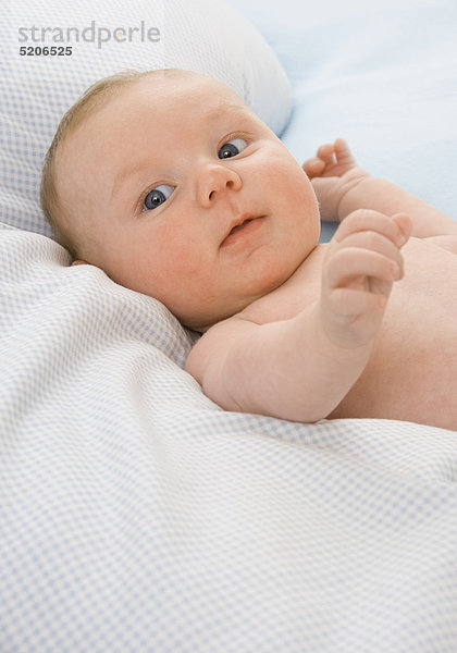 Baby liegt auf Decke  Porträt