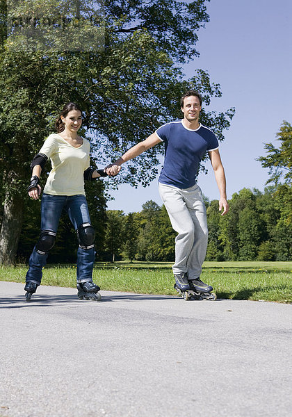 Paar  fahren mit Inlineskates