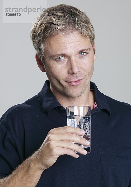 Mann mit Glas Wasser  Porträt