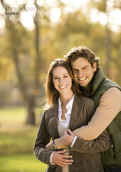 Paar in herbstlichem Park  lachen