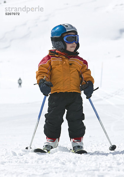 Kleiner Junge beim Skifahren