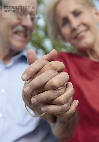 Seniorenpaar  Händchen haltend