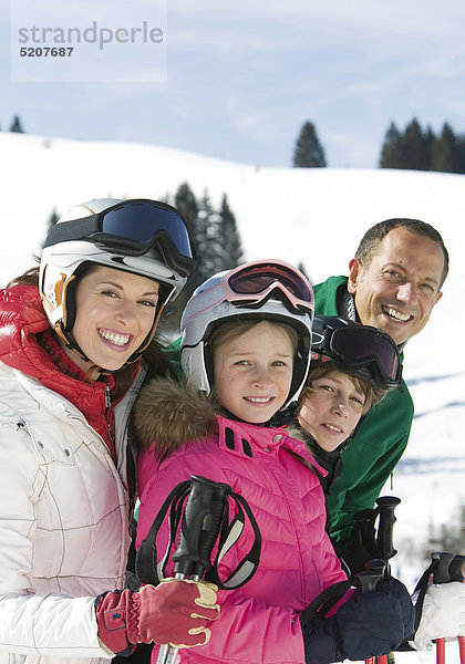 Familie beim Skifahren  Halbporträt