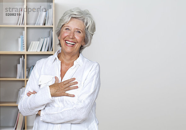 Seniorin zu Hause  lacht  Halbporträt