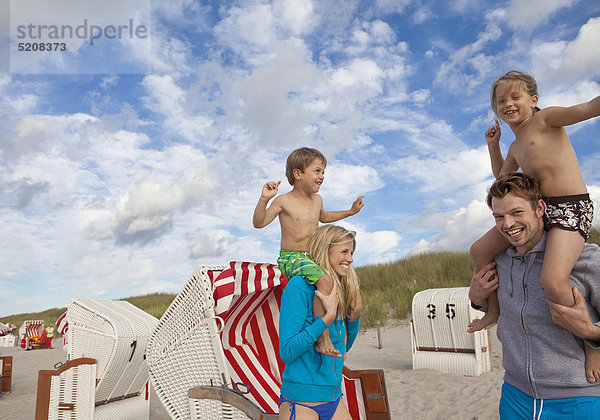 Familie am Ostseestrand