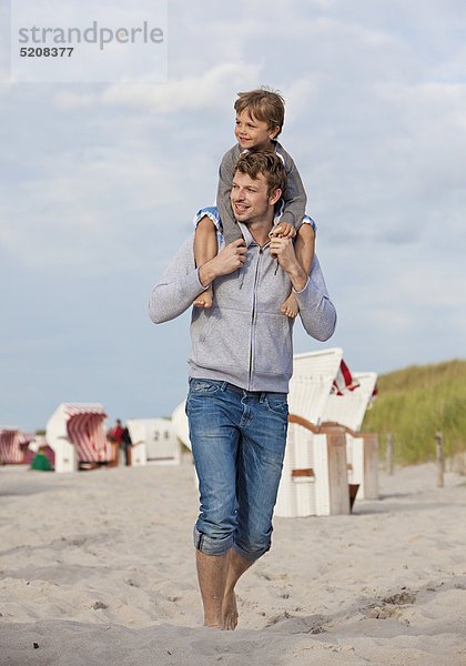 Vater mit Sohn am Strand