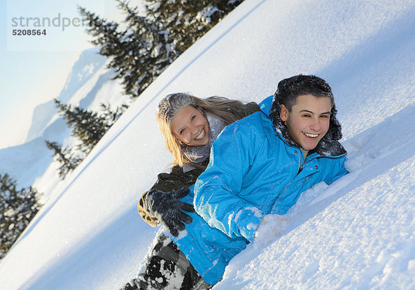 Pärchen liegt im Schnee