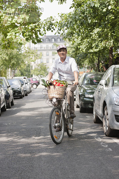 Mann mit Gemüse auf dem Fahrrad  Paris  Ile-de-France  Frankreich