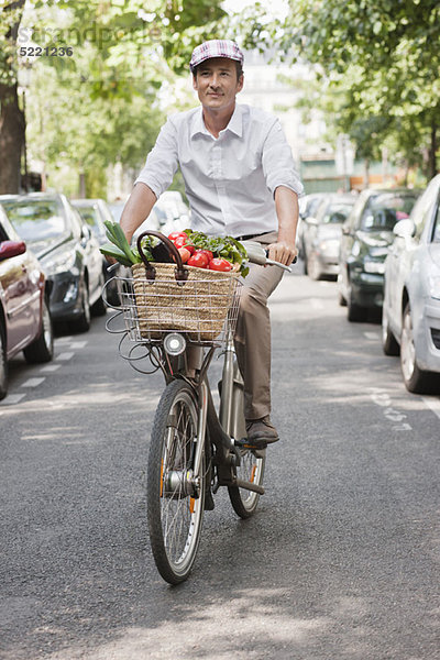 Mann mit Gemüse auf dem Fahrrad  Paris  Ile-de-France  Frankreich