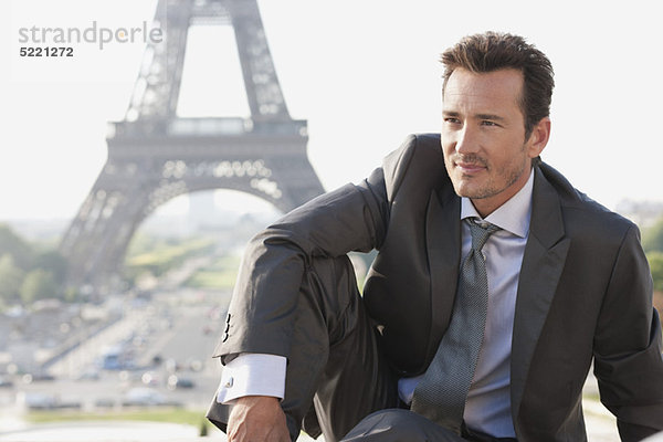 Geschäftsmann mit dem Eiffelturm im Hintergrund  Paris  Ile-de-France  Frankreich