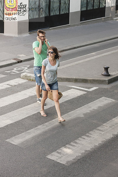 Paar auf der Straße  Paris  Ile-de-France  Frankreich