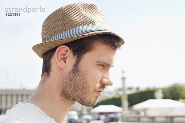 Nahaufnahme eines Mannes mit Hut  Paris  Ile-de-France  Frankreich