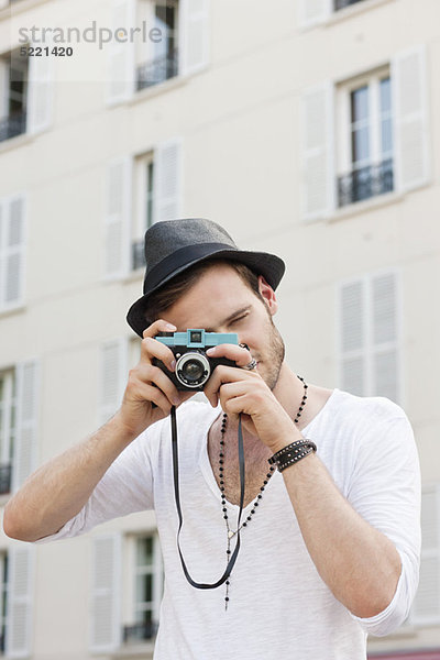 Mann fotografiert mit einer Kamera  Paris  Ile-de-France  Frankreich