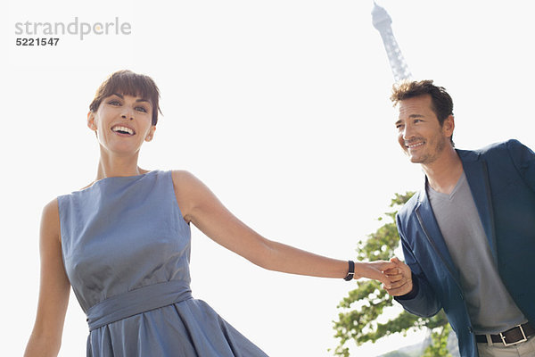 Paar mit dem Eiffelturm im Hintergrund  Paris  Ile-de-France  Frankreich