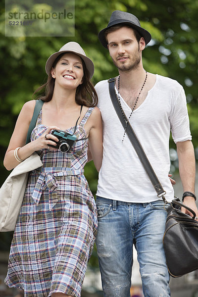 Paar  das auf einer Straße geht und lächelt  Paris  Ile-de-France  Frankreich