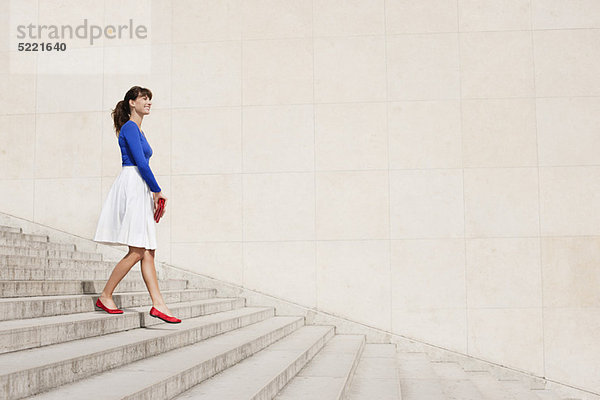Frau geht die Treppe hinunter  Paris  Ile-de-France  Frankreich