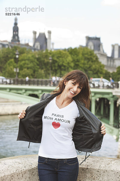 Frau genießt am Flussufer  Seine  Paris  Ile-de-France  Frankreich