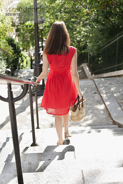 Frau beim Treppensteigen  Montmartre  Paris  Ile-de-France  Frankreich