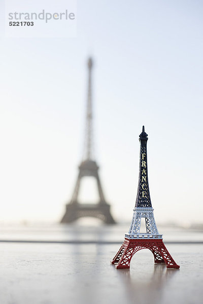 Replikat des Eiffelturms mit Original im Hintergrund  Paris  Ile-de-France  Frankreich