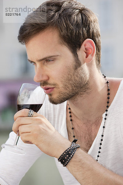 Nahaufnahme eines Mannes  der Rotwein trinkt  Paris  Ile-de-France  Frankreich