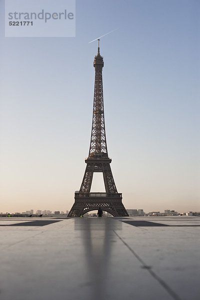 Eiffelturm in der Abenddämmerung  Paris  Ile-de-France  Frankreich