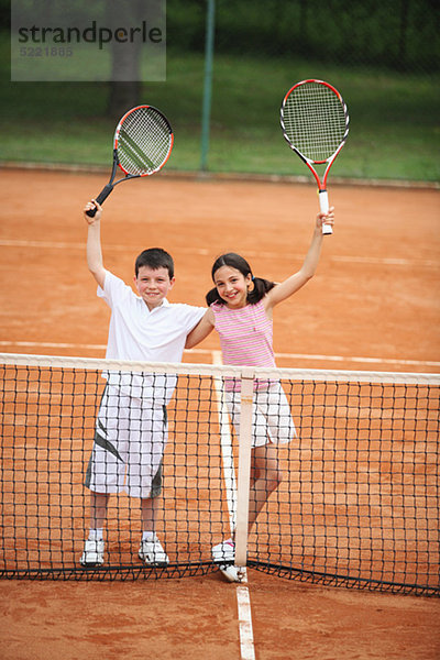 Fest festlich Spiel jung Tennis