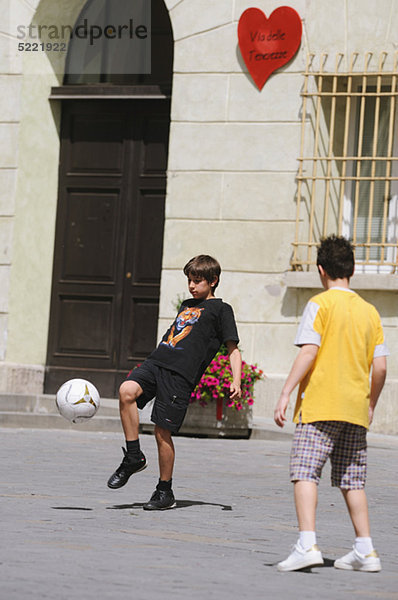 Jungs spielen Street Soccer