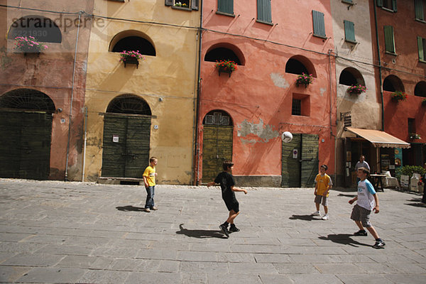 Kinder spielen Fußball In Street