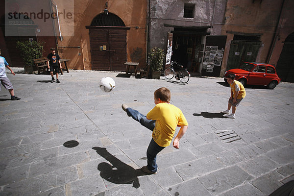 Jungs spielen Street Soccer