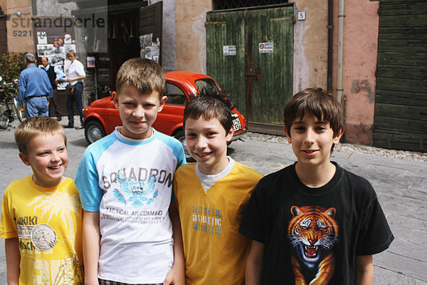 Vier Freunde Posing In Street