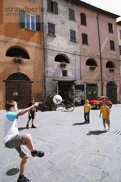 Jungs spielen Street Soccer