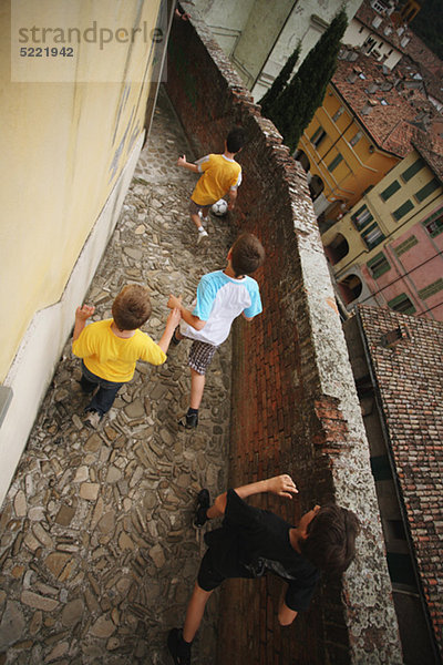 Jungen mit Fußball In Narrow Street