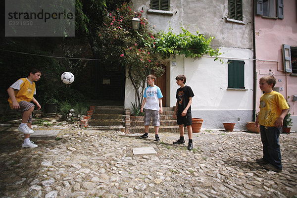 Jungs spielen Street Soccer