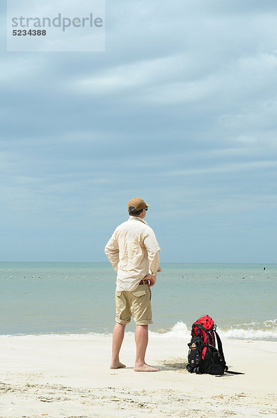 Mann am Strand  Mui Ne  Vietnam  Asien